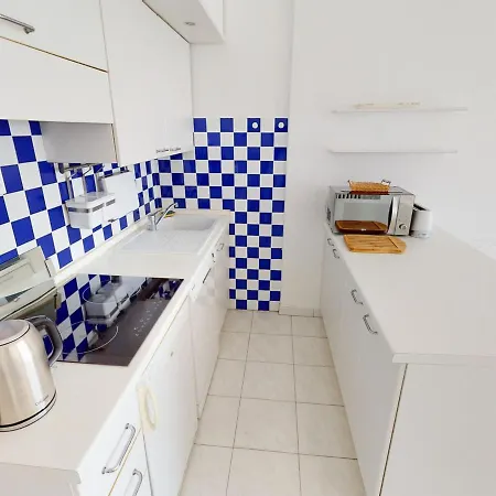 Apartment Spacieux Avec Terrasse Face A Menton, Proche Plages Et Centre-ville - Fr-1-196-327 *